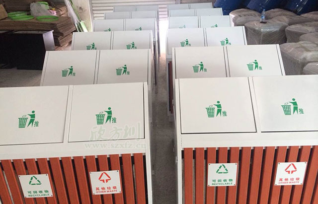 戶(hù)外鋼木垃圾桶堅(jiān)固耐用 有效維護(hù)市容環(huán)境